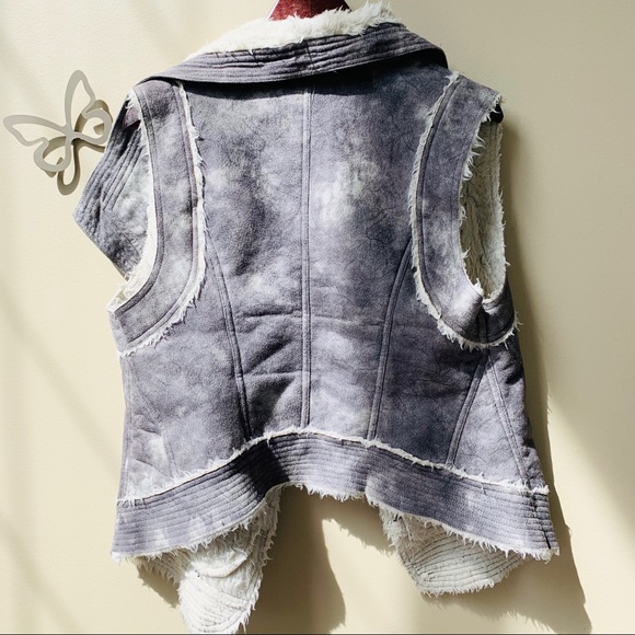 💘 LOST APRIL FAUX FUR SUEDE VEST - Picture 4 of 5